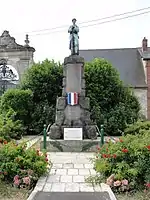 Poilu au repos (monument aux morts)