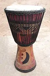 Tambour en bois décoré, en forme de diabolo