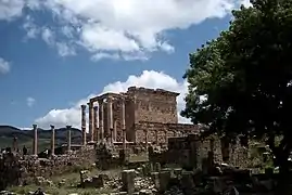 Temple Septimien et vestiges d'une basilique judiciaire, vus de la place.