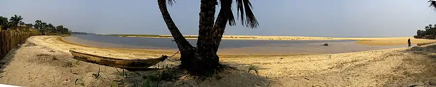 Vue panoramique de la plage de Djeno.