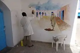 Artiste réalisant une fresque.