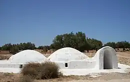 Jemaâ Louta, mosquée souterraine de Sedouikech vue de la surface avec ses deux coupoles et son unique entrée ouvrant sur l'escalier.