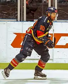 Un barbu courant sur la glace.