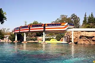 Disneyland Monorail passant au-dessus de Submarine Voyage à Disneyland
