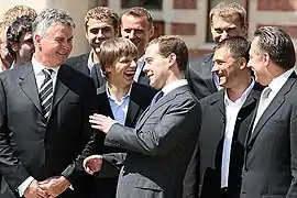 Le président Medvedev au centre, avec le sélectionneur Hiddink à gauche et l'équipe de 2008.