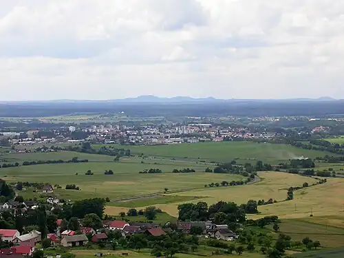 Vue de Mnichovo Hradiště depuis le nord-est(au premier plan : Dneboh)..