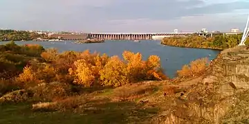Vue de Khortytsia, avec le barrage hydroélectrique en fond