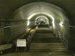 Escalier menant à la partie souterraine
