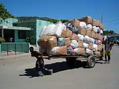 Charrette à grand plateau sur pneumatiques de dockers au Cap-Haïtien