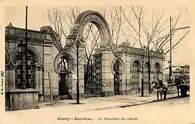 Le portail du cimetière sur l'ancien pont de Clichy.