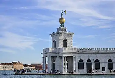 Sur le bâtiment, des Atlas représentant la suprématie de la République de Venise avec Fortune de Giuseppe Benoni.