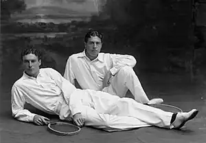 Les frères Doherty posant en tenue de tennis