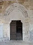 L'intérieur du narthex et le porche d'entrée de l'église./