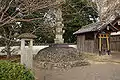 Temple Dōjō-ji: monticule sous lequel serait enterré le moine légendaire Anchin, après avoir été tué par Kiyohime.