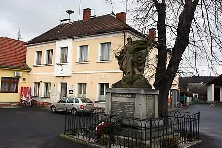 Mairie et monument aux morts.