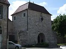 Porte fortifiée d'un édifice médiéval.
