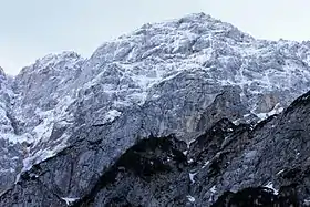 Vue hivernale de la face nord du Dolgi Hrbet depuis la vallée Ravenska Kočna.