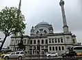 Vue de face de la mosquée de Dolmabahçe et de son pavillon impérial