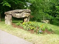 Pseudo-dolmen à Vauréal-village.