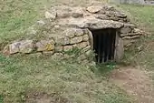 Tumulus de Goërem : vue de l'entrée depuis le sud-ouest.