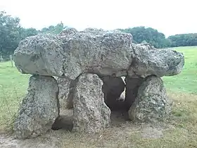 Photographie présentant le dolmen de Lhomme