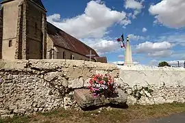 Dolmen enchâssé dans le mur du cimetière.