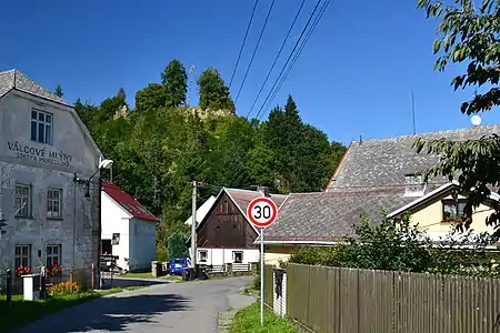 Dolní Bělá dominée par le château.