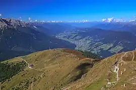 Vue des communes de San Candido et Dobbiaco dans le val Pusteria depuis le monte Elmo. À gauche, le val di Sesto.