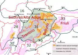 Délimitation des Dolomites selon différentes significations : en vert la définition selon la SOIUSA ; en rose les zones géographiques où la roche dolomie est présente ; en orange les neuf sites définis au patrimoine mondial de l'UNESCO.