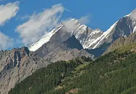 Vue du Kinhorn, au centre de l'image, avec les sommets du Dom à l'arrière-plan et le versant ouest du Täschhorn à droite.