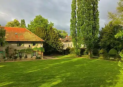 Une des dépendances et le château.