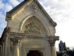 Vue du cimetière, la petite tour d'angle du clocher.