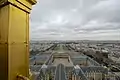 Vue sur les bâtiments des Invalides, l'esplanade et la ville de Paris depuis le lanternon.