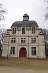 Le pavillon central des écuries, servant de manège, dont l'aile fut démolie vers 1900.