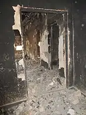 Intérieur d'une maison complètement détruite par une incendie provoquée.