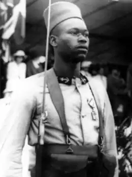 Photo d'un soldat africain, jeune, en uniforme de tirailleurs, arborant la croix de la Libération