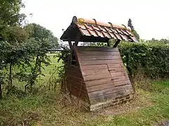 Puits ancien à Petit-Chemin.