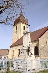 Le monument aux morts et l'église.