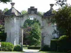 Le portail d'entrée de l'abbaye de Dommartin.