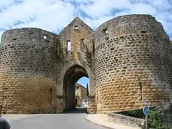 Une autre entrée franchie par le comte et son tacot.(Porte des Tours, Domme)