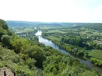 Depuis Domme, vue sur la Dordogne et le pont de Cénac qui relie les communes de Cénac-et-Saint-Julien (à gauche) et La Roque-Gageac.