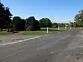 Carrefour du monument aux morts, à l'est du village, où un chemin à droite mène à la ferme de la Glaue.