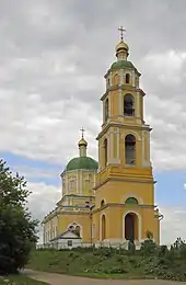 Une église aux murs jaunes.