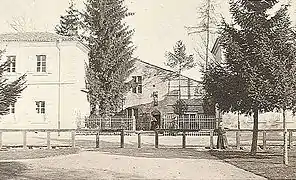 Extérieur de la maison (vers 1870).