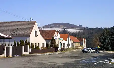 Maisons sur la place du village.