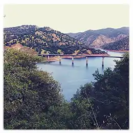 Le Jacksonville Road Bridge traversant le lac Don Pedro.