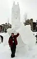 Le sculpteur canadien Michael Lane, posant devant Family Reunion, 1re place du en 2009 à Breckenridge lors de l'International Snow Sculpture Championships.