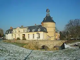 Le donjon et les communs du château.