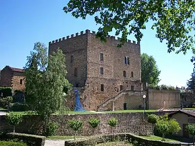 Le donjon Lacataye abritant le musée Despiau-Wlérick et, en arrière-plan à gauche, la maison romane du musée Dubalen. Vue depuis le pont sur le Midou.