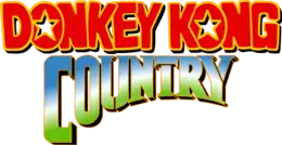 Donkey Kong Country est écrit sur deux lignes, la première avec des lettres rouges bordées de jaune et l'autre dans un double dégradé du vert clair au bleu par le blanc.